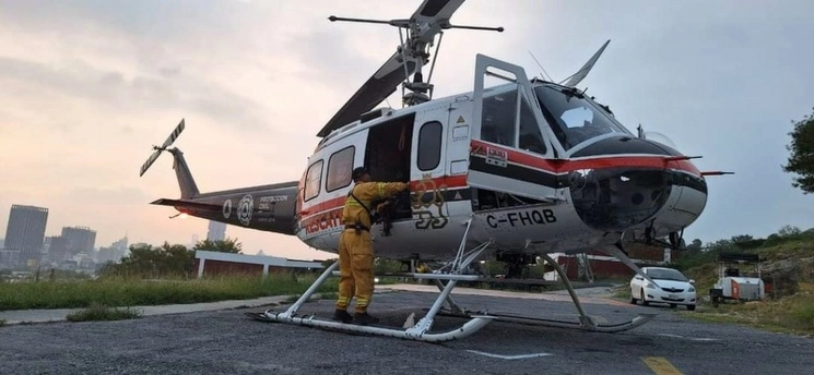 El gobierno estatal utiliza cuatro aeronaves para combatir el fuego en El Pajonal, municipio de Santa Catarina, NL. Foto Tomada del Twitter @PC_NuevoLeon