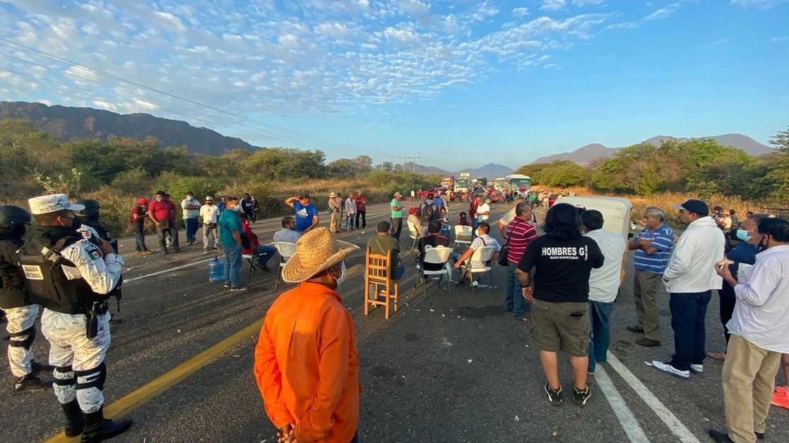 Alcaldes de seis municipios bloquearon los acceso a la Oaxaca en protesta por la falta de pagos municipales por parte del gobierno del estado. Fotos Diana Manzo