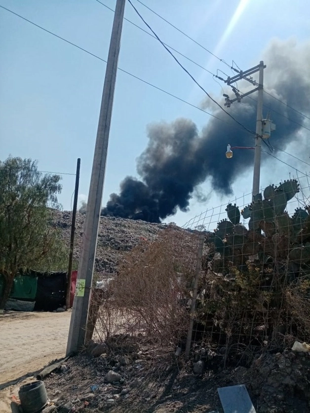 Aspectos de la columna de humo del incendio. Foto La Jornada