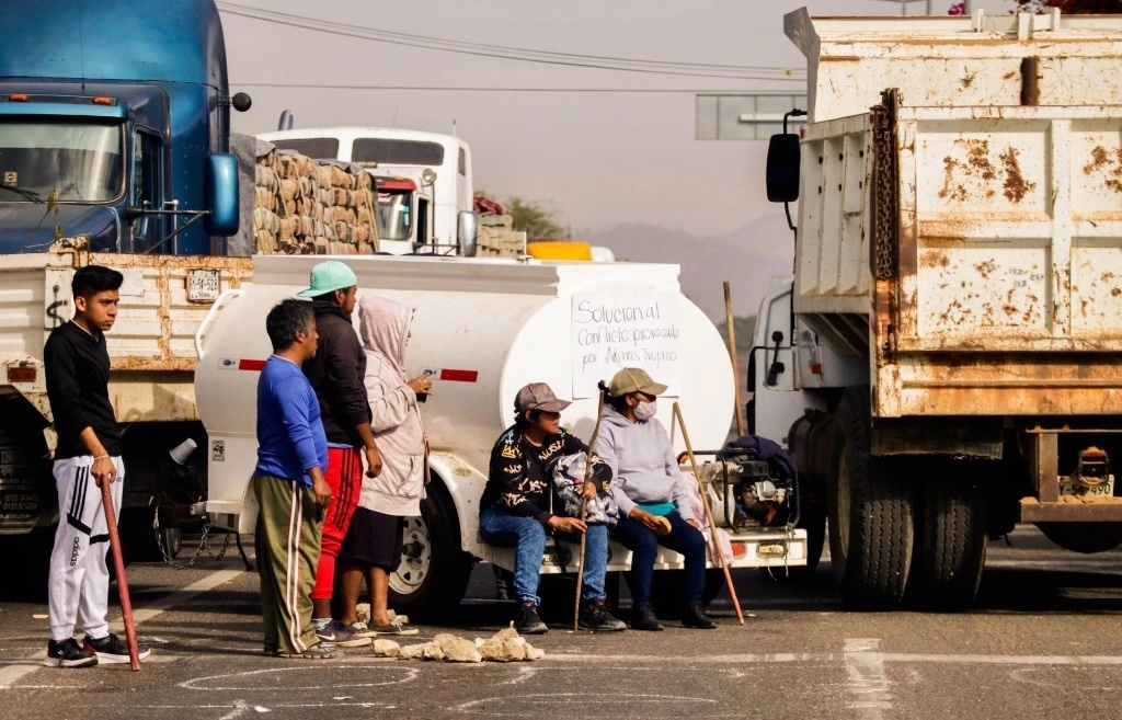 Habitantes de Bajos de Coyula mantienen el bloqueo en la carretera federal 200 desde el viernes 9 de agosto. Foto Cuartoscuro / Archivo  