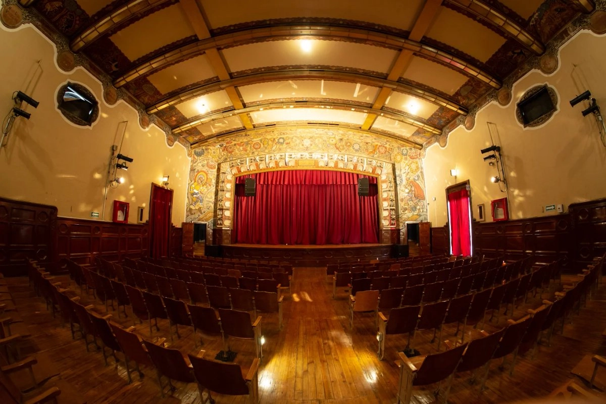 En el escenario del Teatro del Pueblo se estrenará ‘La Nueva Revista Mexicana, con bel canto, danzas folclóricas, arte drag alternativo y exótica burlesque. 