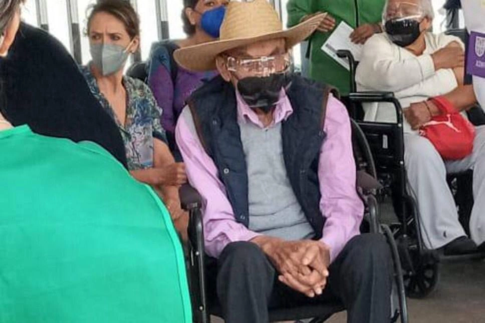 En abril de 2021, el ex presidente Luis Echeverría Álvarez hizo fila en silla de ruedas para recibir la segunda dosis de la vacuna contra el coronavirus en el estadio de Ciudad Universitaria. Foto tomada de Twitter
