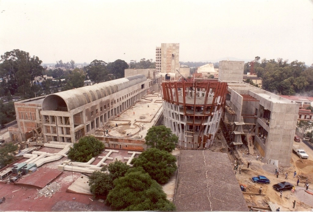 Vista de una de las explanadas principales del Cenart y de la escuela de danza, durante su construcción en los años 90. Foto cortesía del Cenart