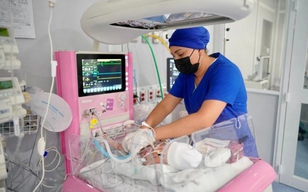 En un día típico otorga 404 mil 118 consultas médicas, de las cuales 303 mil 469 son de Medicina Familiar, 54 mil 335 de Especialidades, 9 mil 938 de tipo dental y 36 mil 916 de Urgencias. Foto tomada del sitio de http://www.imss.gob.mx/prensa/archivo/202201/030