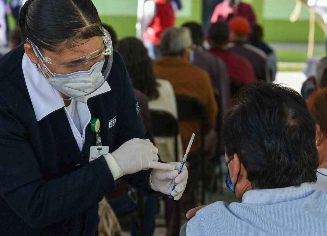 Vacunación contra covid-19 a los adultos mayores en San Mateo Atenco, Estado de México. Foto Cuartoscuro /Archivo
