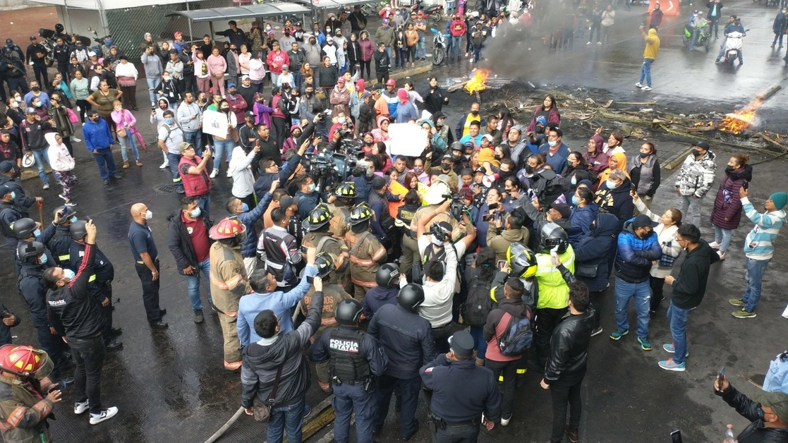 Policías han intentado persuadir a los quejosos para que retiren el bloqueo. Foto Javier Salinas Cesáreo