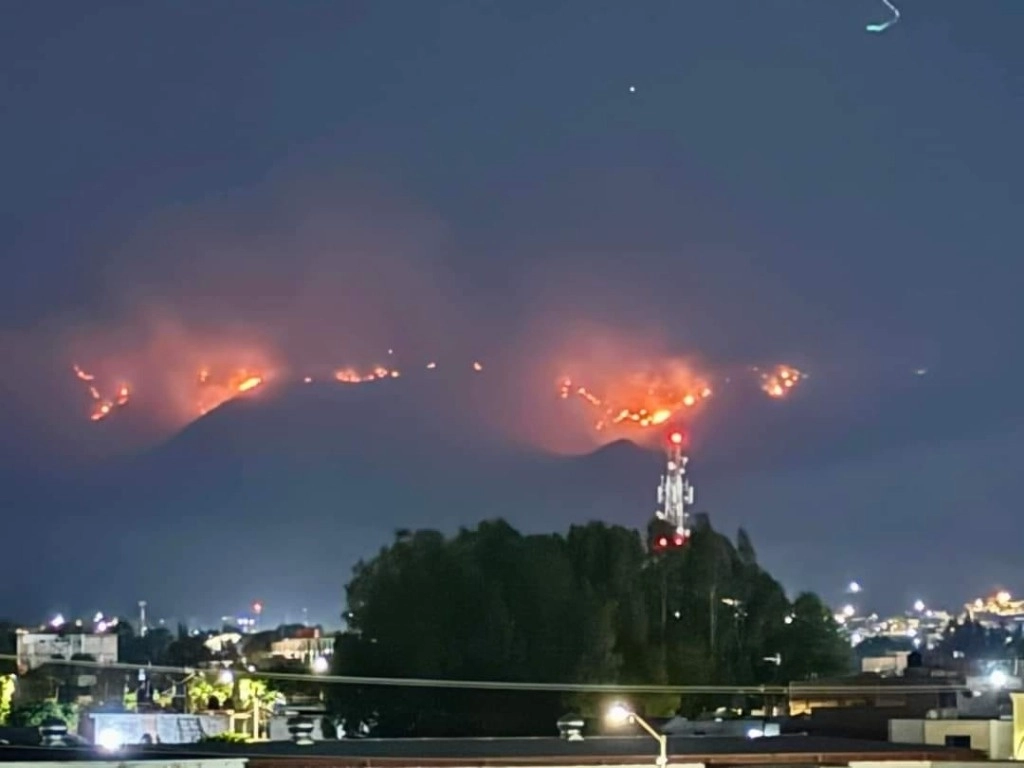 El incendio forestal en la Sierra de San Miguelito ha afectado 17 hectáreas en tres días. Foto ‘La Jornada’