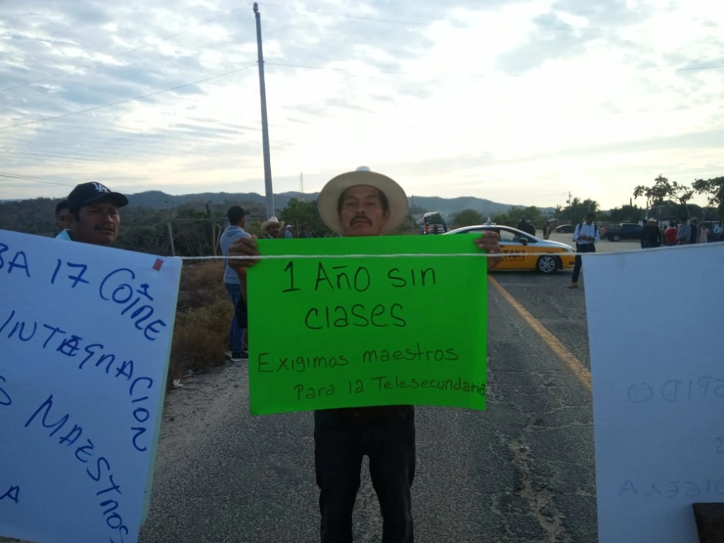 Indígenas de la comunidad El Coire, en la costa de Michoacán denunciaron que la Telesecundaria tiene más de un año sin clases. Foto La Jornada