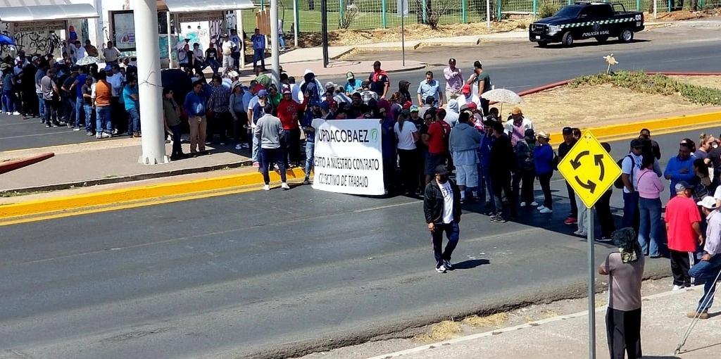 Trabajadoresdel Colegio de Bachilleres de Zacatecas bloquearon tres horas el bulevard Héroes de Chapultepec para pedir se atiendan sus demandas. Foto Alfredo Valadez