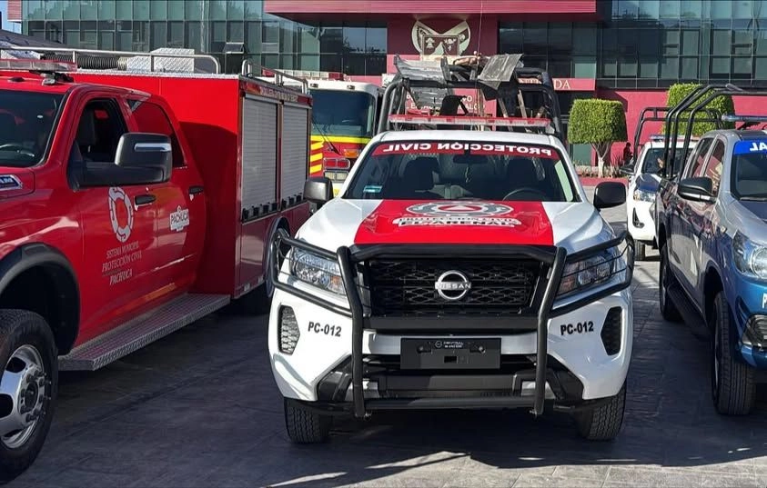 Bomberos y elementos de Protección Civil de San Agustín arribaron al lugar para combatir el fuego. Foto 


