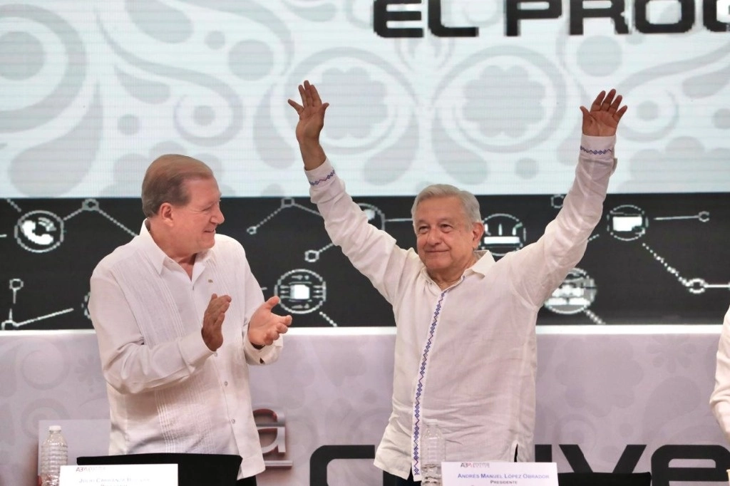 El líder de la ABM, Julio Carranza Bolívar, y el presidente, Andrés Manuel López Obrador, en la 87 Convención Bancaria. Foto Luis Castillo