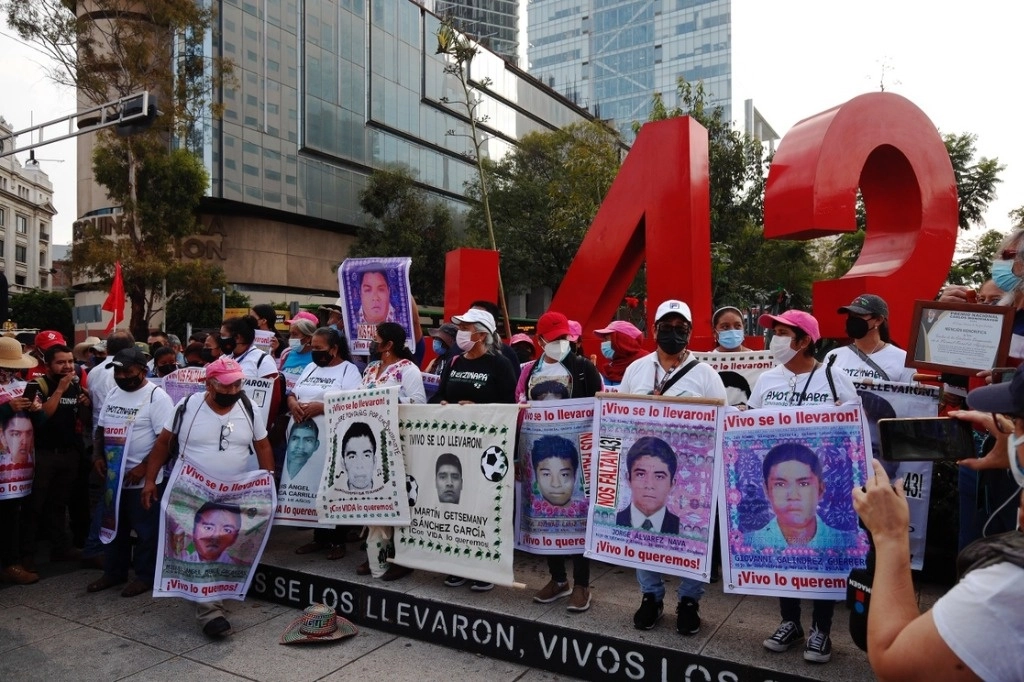 Padres de los 43 estudiantes desaparecidos de la normal de Ayotzinapa exigen justicia en la CDMX. Foto Cristina Rodríguez / Archivo