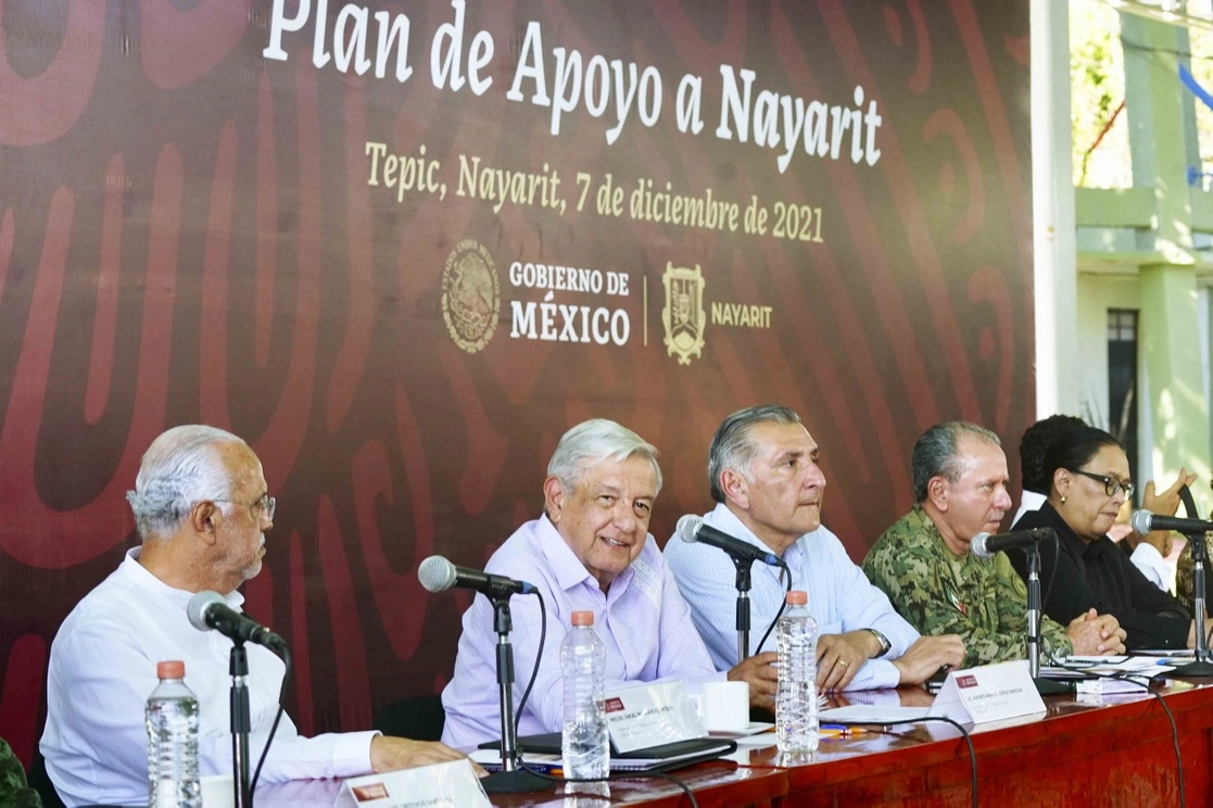 El presidente López Obrador encabezó ayer en Tepic la reunión de apoyo a Nayarit, primera entidad en entregar la administración de sus servicios de salud a la Federación, en el contexto del proyecto nacional en esa dirección. Foto cortesía Presidencia
