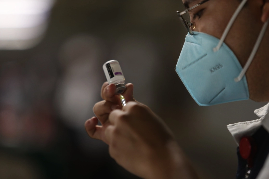 Personal de salud prepara una jeringa con una dosis de la vacuna contra el Covid-19 en el módulo de inoculación instalado en la Arena Ciudad de México, en la alcaldía Azcapotzalco, el 22 de de junio de 2021. Foto Yazmín Ortega Cortés

