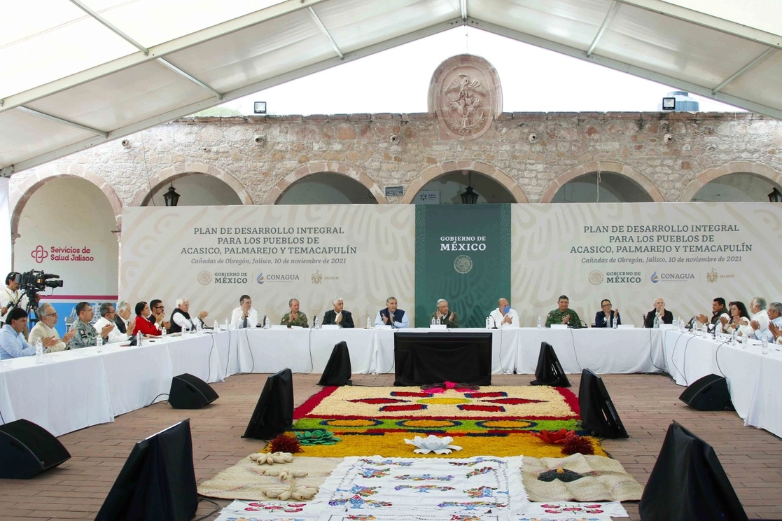 Durante la reunión encabezada por el presidente López Obrador con los pobladores de Acasico, Palmarejo y Temalcapulín, Jalisco, que durante 16 años emprendieron la lucha pacífica porque no desaparecieran esas comunidades, arrasadas con el agua almacenada por la mega obra, el 10 de noviembre de 2021. Foto cortesía Presidencia