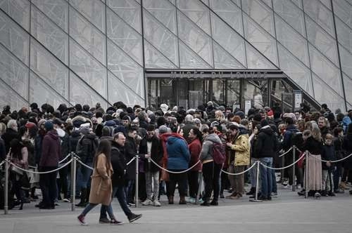 Aglomeración de visitantes ante la entrada principal del Louvre en París, ayer, tras la reapertura del museo, que permaneció cerrado varios días porque sus trabajadores se negaron a laborar con el argumento de que podían contraer el Covid-19. Foto Afp