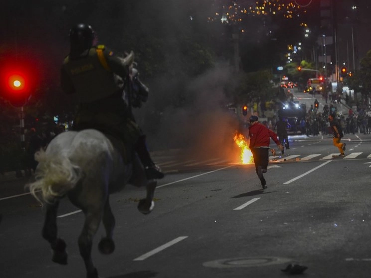 Bogotá y sus alrededores fueron escenario anoche de nuevos enfrentamientos entre manifestantes y agentes, luego de que el miércoles murieron 10 personas, casi 400 resultaron heridas y unas 60 instalaciones policiales fueron atacadas tras el asesinato del abogado Javier Ordóñez. Foto Afp