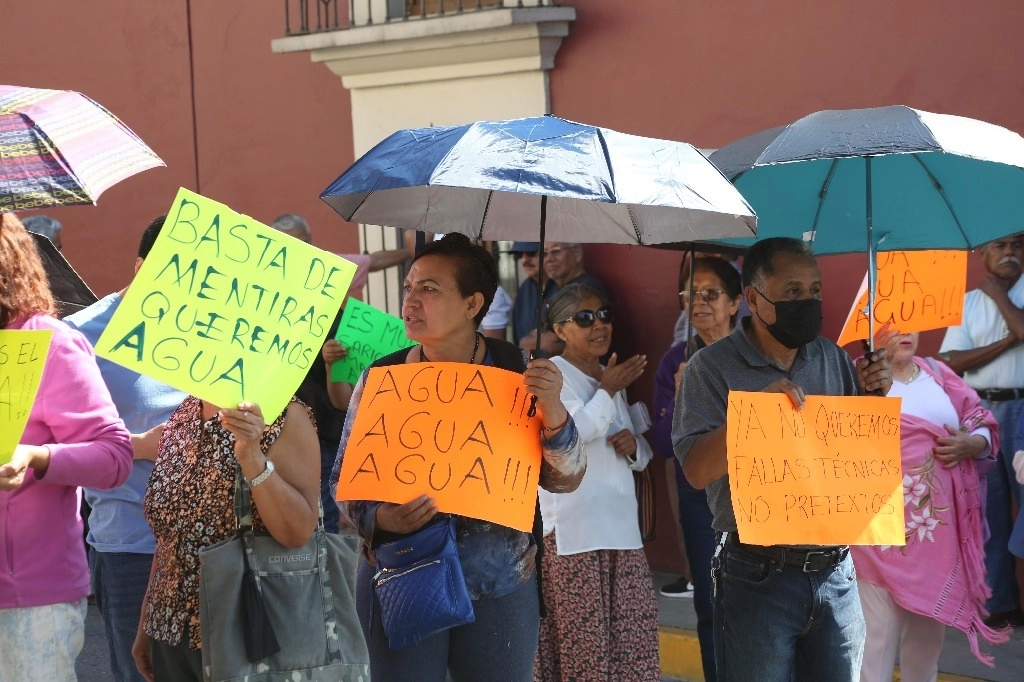 Vecinos del fraccionamiento Colinas de Monte Albán y de la colonia Monte Albán, en la capital oaxaqueña, bloquearon el miércoles las instalaciones del Sistema Operador de los Servicios de Agua Potable y Alcantarillado, pues denunciaron que llevan un mes sin el recurso y deben pagar pipas. Foto Jorge A. Pérez Alfonso



