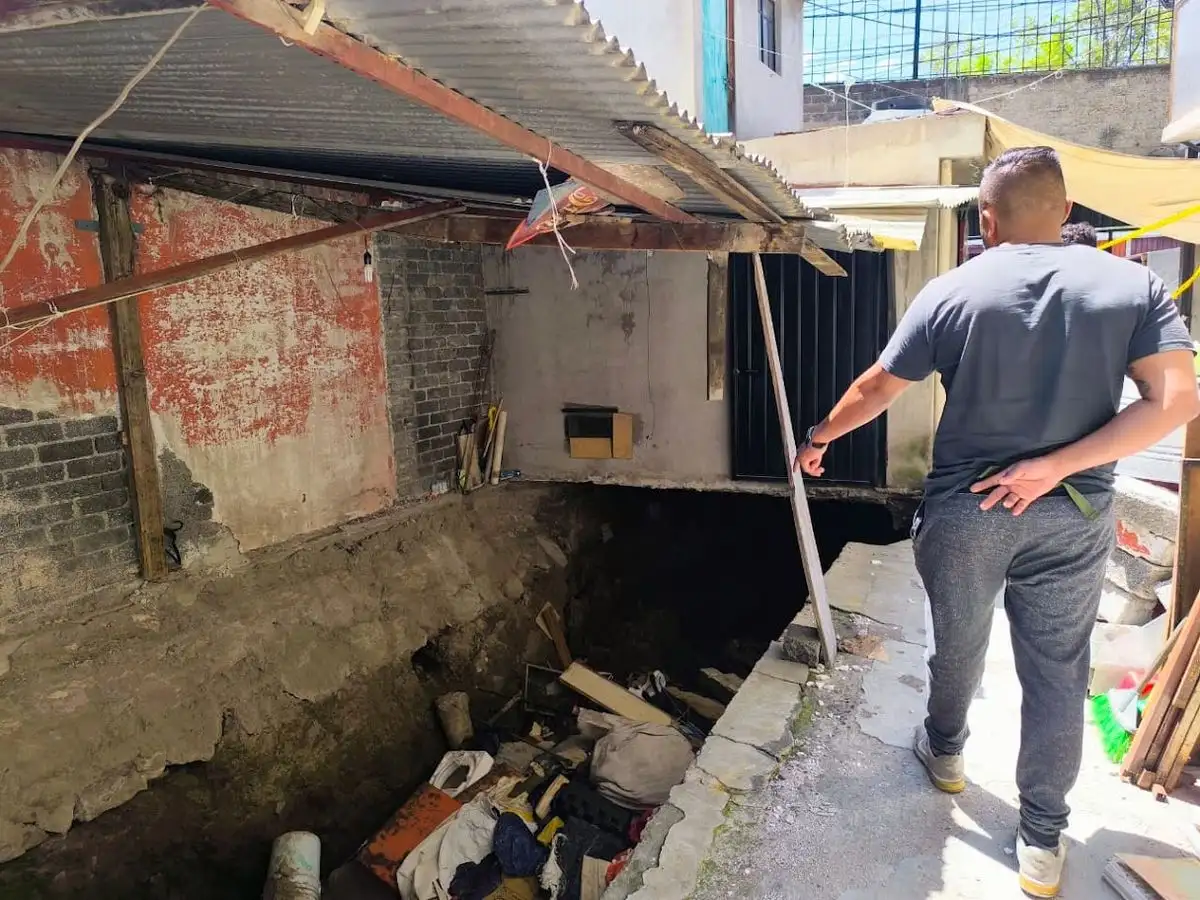 Un enorme hoyo, que alcanza ya 10 metros de profundidad y casi 15 de largo, se abrió en una vivienda que se localiza sobre la avenida Gran Canal, de la alcaldía Gustavo A. Madero, debido a las intensas lluvias, por lo que sus habitantes se vieron obligados a mudarse. Foto 