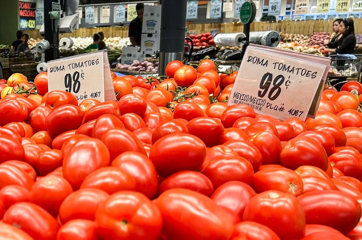 Jitomates mexicanos a la venta en un supermercado de Houston, Texas. Foto 