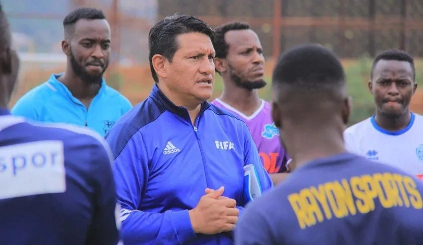 Ante la falta de oportunidades en el país, entrenadores como Javier Martínez (centro) han tenido que migrar a ligas tan exóticas como la de Uganda. Foto cortesía del timonel 
