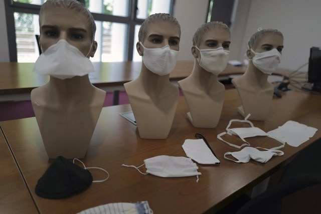 Muestras de cubrebocas en una oficina militar francesa, especializada en la investigación de protección nuclear y bacteriológica, al sur de París. Foto Ap