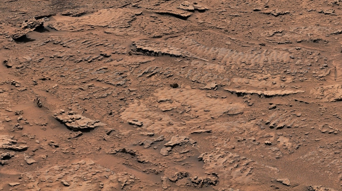 Un primer plano de las texturas que se crearon hace miles de millones de años, cuando las olas fluían sobre un lago poco profundo. Foto NASA 