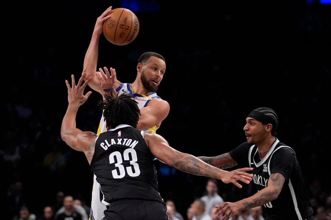El disparo espectacular de Curry representó uno de sus siete triples en el encuentro. Foto 