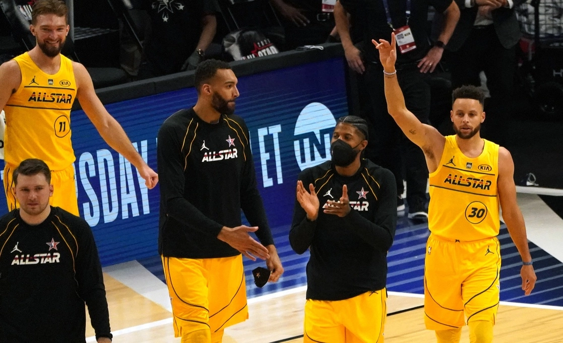 Stephen Curry saluda durante el partido de las estrellas de la NBA. Foto Afp