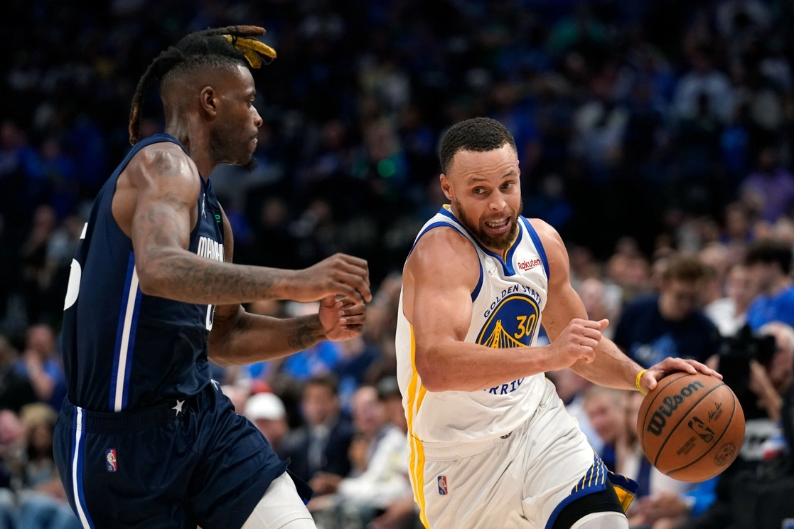 Stephen Curry burla a Reggie Bullock de Dallas en una de las jugadas del encuentro. Foto Ap