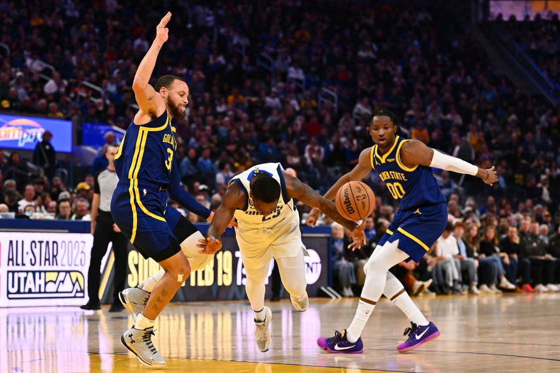 McKinley Wright IV (23) de los Dallas Mavericks choca contra Stephen Curry (30) de los Golden State Warriors y lo obliga a saltar hacia atrás durante la segunda mitad del partido. Foto Ap