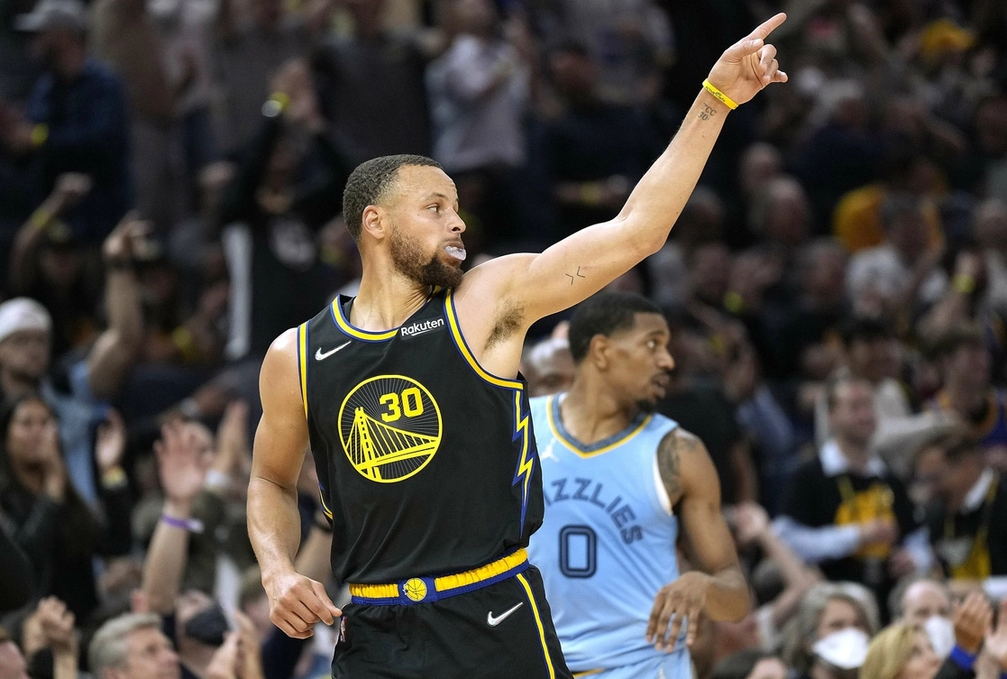 Stephen Curry de los Golden State Warriors reacciona después de hacer un tiro de tres puntos contra los Memphis Grizzlies. Foto Afp