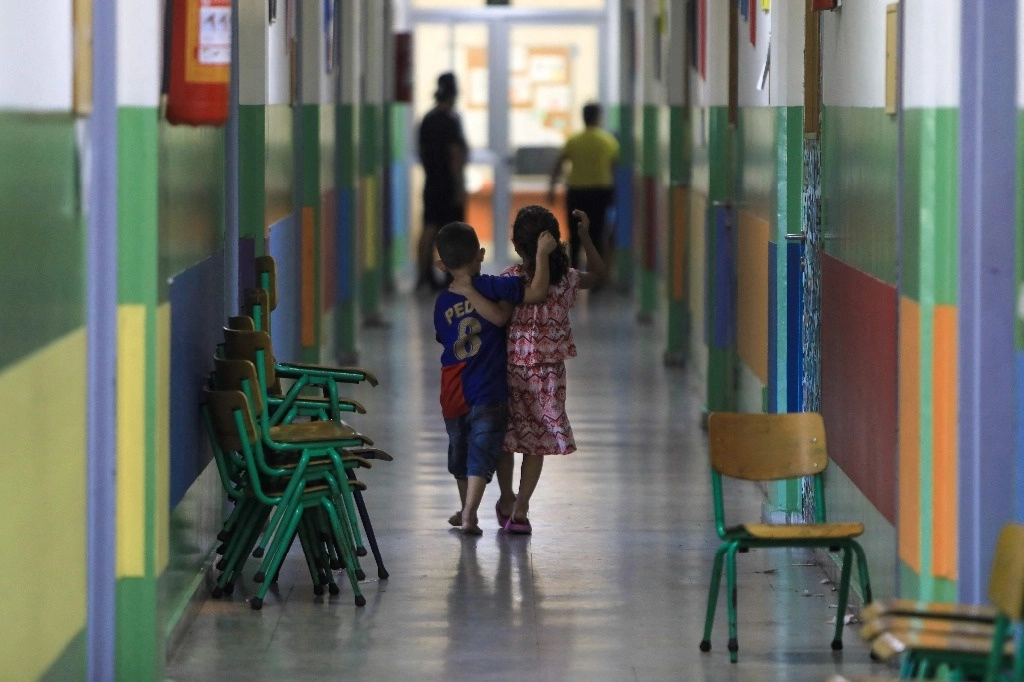 Niños caminan por el pasillo de una escuela que alberga a familias desplazadas del sur del Líbano, en Beirut, el 5 de octubre de 2024. Foto Afp