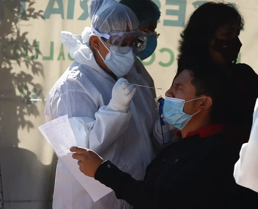 Personal médico realiza pruebas de Covid-19 en el quiosco de salud instalado en la explanada de la alcaldía Cuauhtémoc, Ciudad de México, el 26 de agosto de 2021. Foto Guillermo Sologuren
