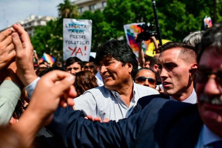 Evo Morales, en la Plaza de Mayo en Buenos Aires, Argentina, en donde se encuentra asilado. Foto Afp