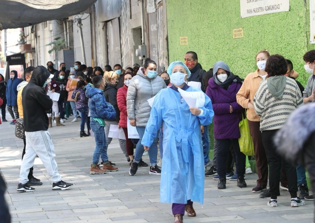 Capitalinos realizan una fila para acceder a una prueba para detectar Covid-19 en el Centro de Salud T-III Dr. Atanacio Garza Ríos, en la colonia Doctores, alcaldía Cuauhtémoc, el 9 de enero de 2022. Foto María Luisa Severiano