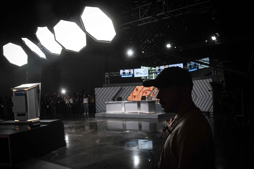They guard the neighborhood of the CCU Tlatelolco for the third presidential debate