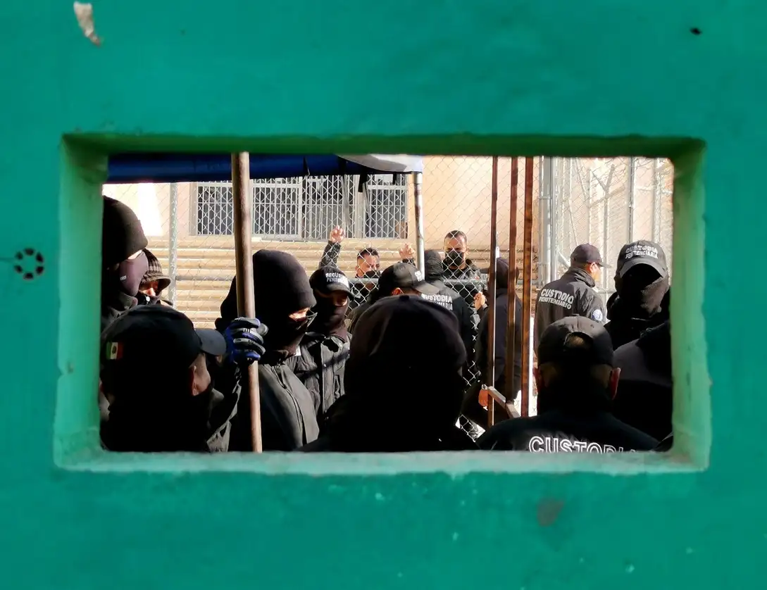 Unos 40 policías protestaron al interior del penal de Cieneguillas, Zacatecas, exigiendo la renuncia del comisario del centro, José de Jesús Zavala Valdés. Foto Alfredo Valadez
