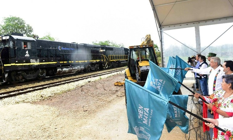 El presidente Andrés Manuel López Obrador en el banderazo de inicio de obra del Tren Maya, tramo 3 Calkiní–Izamal en Maxcanú, Yucatán. Foto: Presidencia