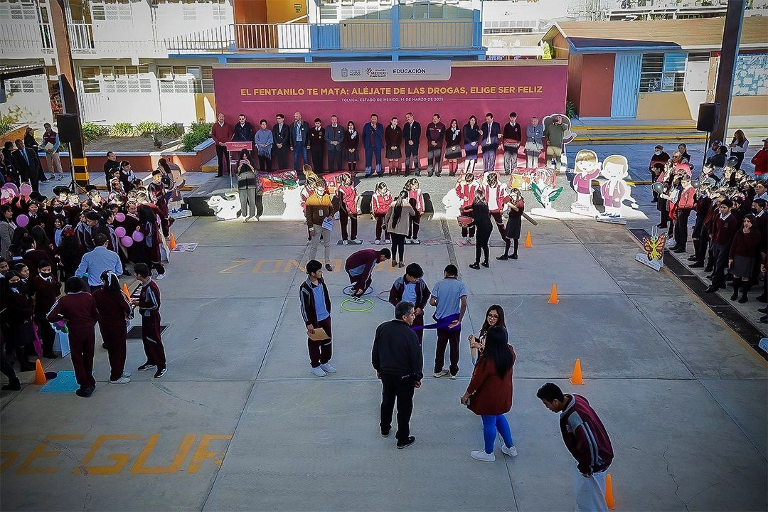 Docentes, autoridades, personal educativo y alumnos abren las actividades para la prevención del consumo de drogas. Foto