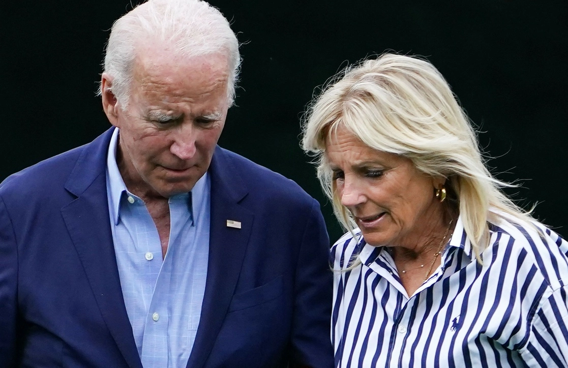 El presidente Joe Biden, y la primera dama de los EU, Jill Biden, en el jardín sur en la Casa Blanca en Washington, DC. Foto Afp