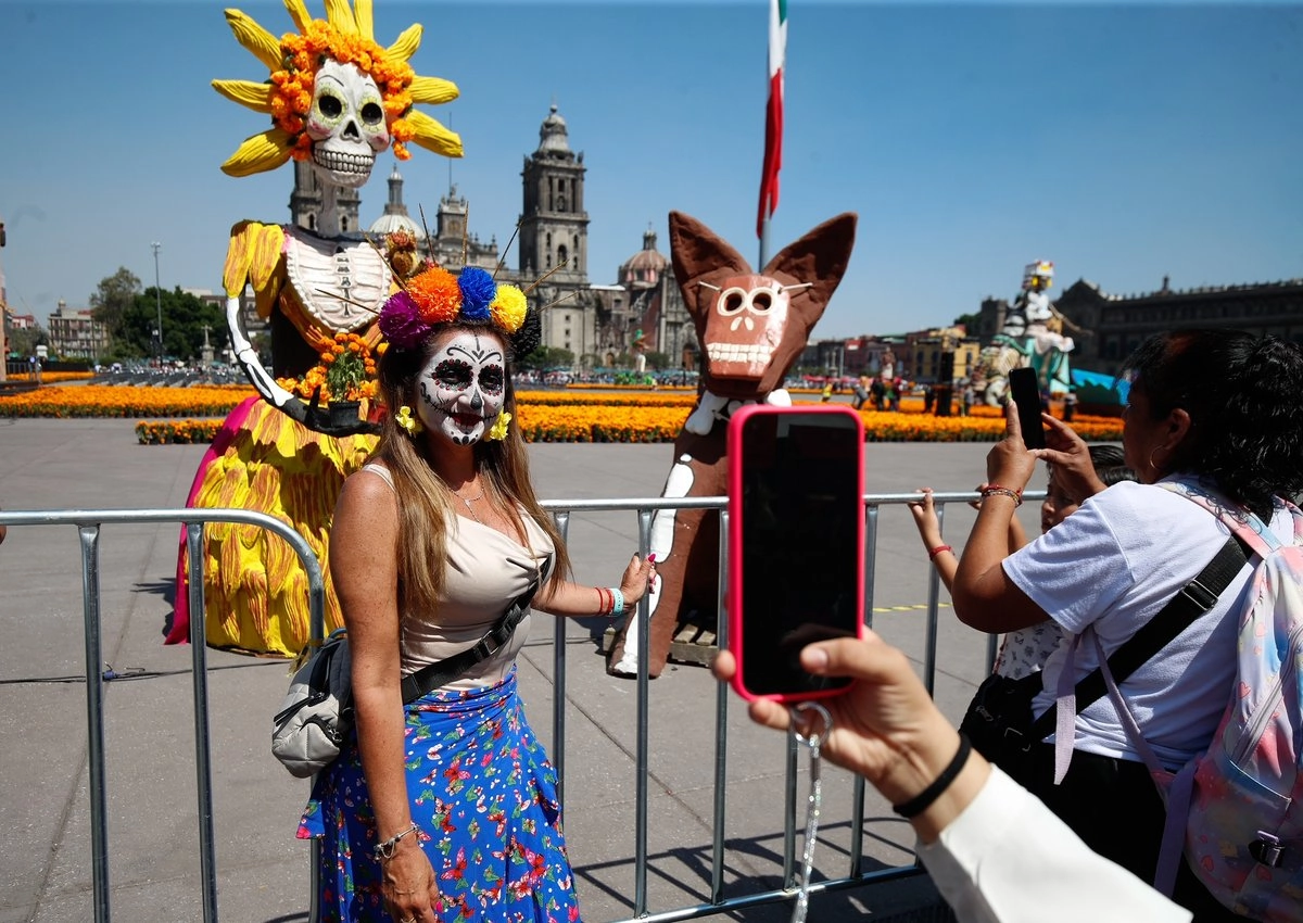 La megaofrenda del Zócalo reúne piezas de más de 10 metros de altura, entre catrinas, xoloitzcuintles y una representación de Tonantzin, diosa mexica de la maternidad, en medio de flores cempasúchil.