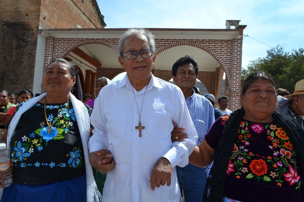 El obispo emérito de Tehuantepec, Arturo Lona Reyes, ha brindado asesoría y acompañamiento a los pueblos originarios. Foto La Jornada