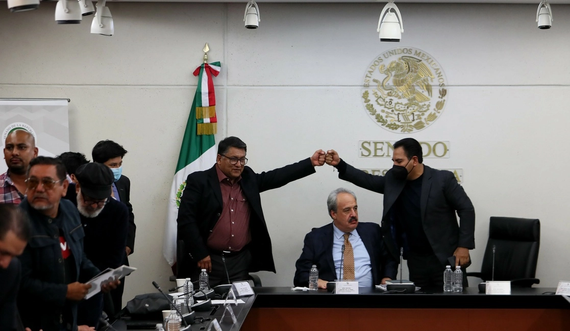 Los senadores Faustino López, Rafael Espino y Eduardo Ramírez, durante la discusión en las comisiones de Puntos Constitucionales y Estudios Legislativos Segunda sobre el dictamen de la permanencia de las fuerzas armadas en tareas de seguridad pública hasta 2028. Foto Roberto García Ortiz