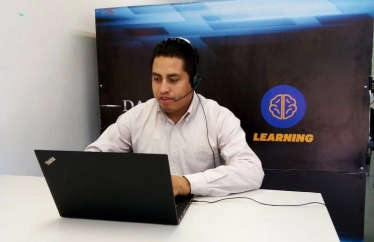 La estrategia de aprendizaje digital contempló más de 20 horas de entrenamiento en vivo, totalmente gratuito, con cobertura nacional e internacional y benefició a más de mil 600 personas. Foto cortesía Daimler.