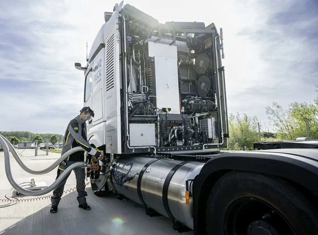 Durante el proceso de carga, el hidrógeno líquido a 253 grados bajo cero se introduce en dos depósitos de 40 kilogramos montados a ambos lados del chasis. 
Fotos. Cortesía Daimler Truck.