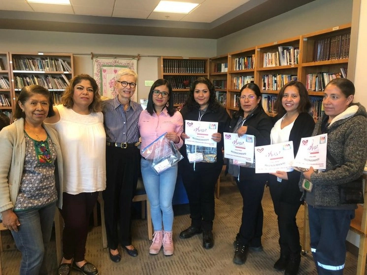 Daimler participó con 5 colaboradoras, donadoras de cabello, quienes realizaron la entrega formal de la donación y pudieron conocer el proceso de elaboración de las pelucas. Foto. Daimler Trucks. 