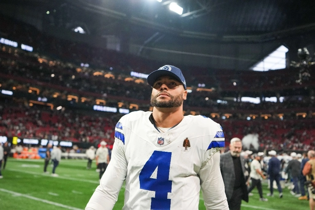 El ‘quarterback’ de los Vaqueros de Dallas Dak Prescott probablemente se perderá al menos cuatro partidos debido a una lesión muscular. Imagen del 3 de noviembre de 2024. Foto Ap