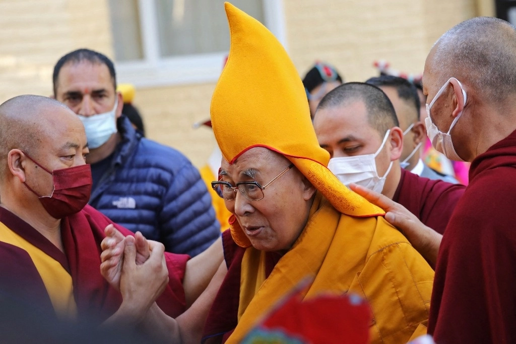 El Dalái Lama, líder espiritual tibetano, pidió disculpas este lunes a un niño por haberle pedido chuparle la lengua hace unas semanas durante una audiencia. Foto Afp / Archivo 