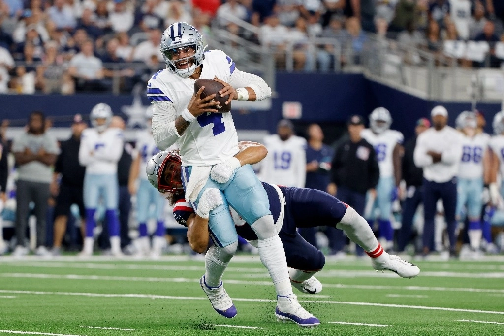 Dak Prescott, mariscal de campo de los Cowboys de Dallas, completó  28 de 34 pases, con un total de 261 yardas. Foto Ap